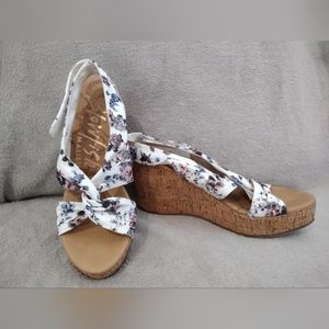 BLOWFISH floral wedges, sz 9
